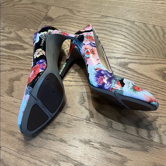 NINE WEST SZ10 Floral Women’s Pumps 
3 1/2 “ high STUNNING - Picture 4 of 5